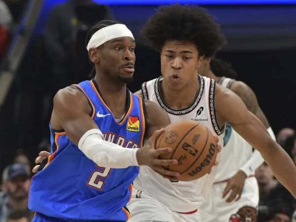 Shai Gilgeous-Alexander (kiri) mencetak 32 poin saat Oklahoma City Thunder mengalahkan Memphis Grizzlies 125-112 pada Sabtu (8/2). (Foto: AP)