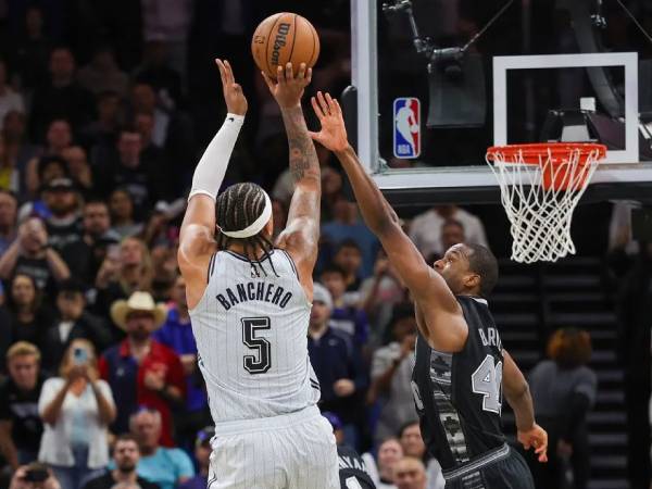 Paolo Banchero (kiri) melesakkan tembakan penentu kemenangan saat Orlando Magic meraih kemenangan 112-111 atas San Antonio Spurs pada Sabtu (8/2). (Foto: AP)