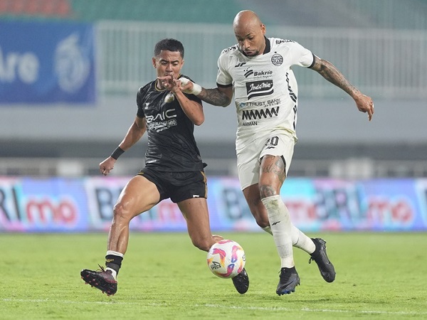 Penyerang Persija Jakarta, Gustavo Almeida gagal menyelematkan timnya dari kekalahan