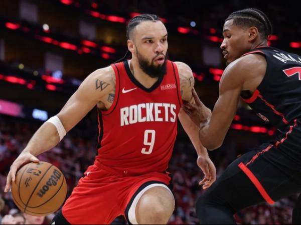 Dillon Brooks (kiri) mencetak 19 poin saat Houston Rockets meraih kemenangan 94-87 atas tim tamu Toronto Raptors pada hari Minggu (9/2) siang. (Foto: AP)