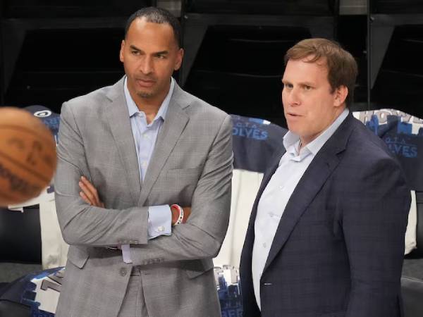 Pemilik Dallas Mavericks Patrick Dumont (kanan) dan manajer umum Nico Harrsion. (Foto: AP)