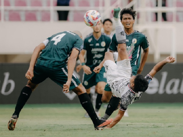 Pemain muda Bali United, Rahmat Arjuna mencetak gol indah ke gawang PSS Sleman