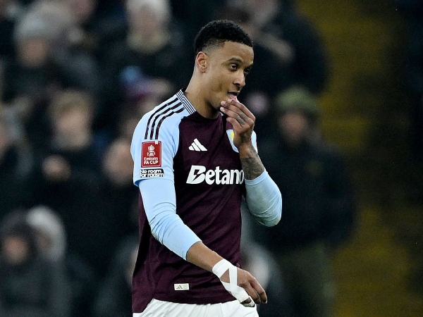 Unai Emery dibuat cemas dengan cedera Ezri Konsa