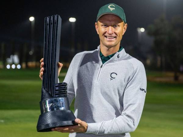 Adrian Meronk berpose dengan trofi LIV Golf Riyadh. (Foto: Golf Digest)