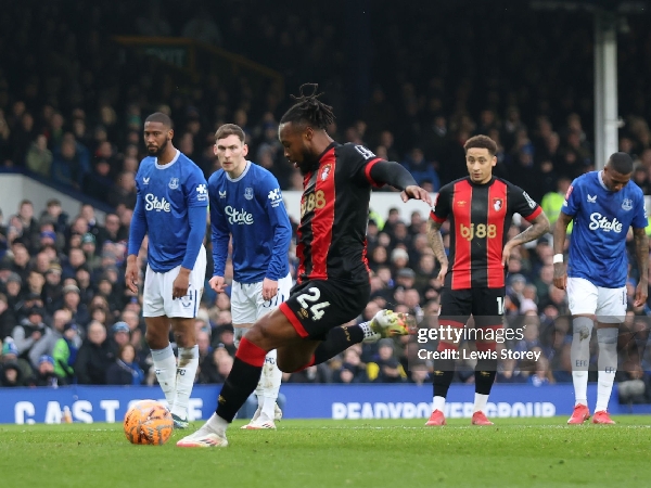 Antoine Semenyo mencetak gol penalti dengan cara yang unik
