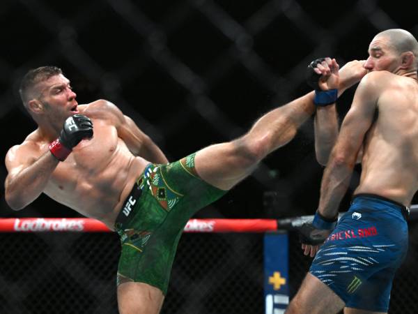 Dricus Du Plessis (kiri) dan Sean Strickland. (Foto: Fight TV)