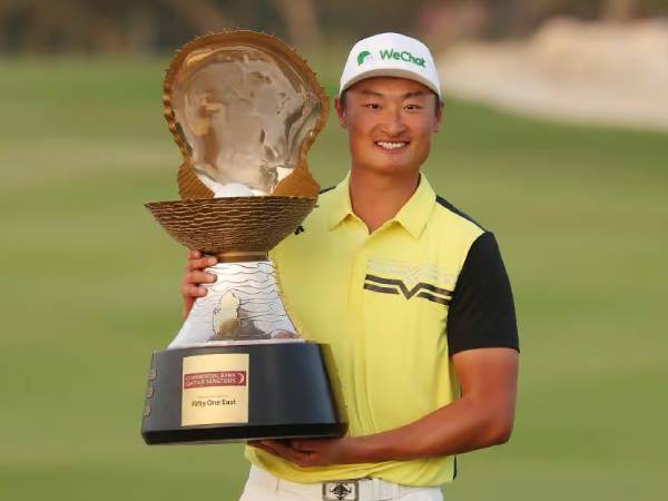 Li Haotong berpose dengan trofi Qatar Masters. (Foto: Golf Digest)