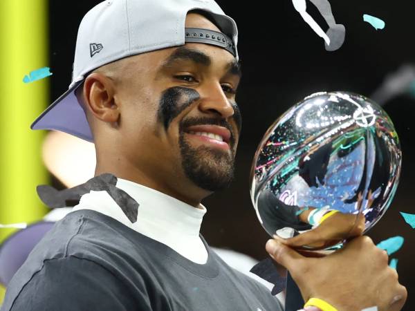 Jalen Hurts mengangkat trofi pemain terbaik Superbowl LIX. (Foto: AP)