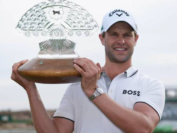 Thomas Detry berpose dengan trofi Phoenix Open. (Foto: Golf Digest)