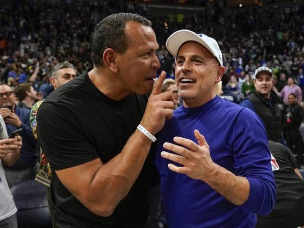 Alex Rodriguez (kiri) dan Marc Lore. (Foto: AP)