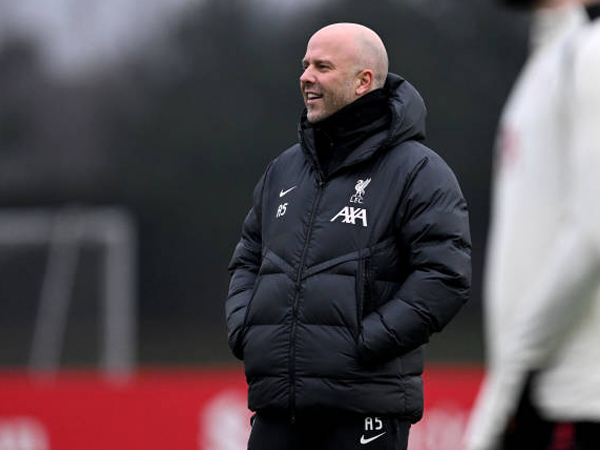 Arne Slot Antisipasi Atmosfer Panas di Goodison Park