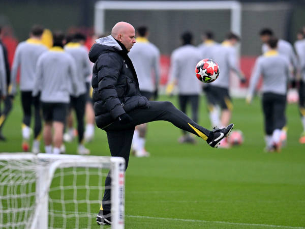 Arne Slot Enggan Bandingkan Dirinya dengan Pemain Liverpool Saat Ini