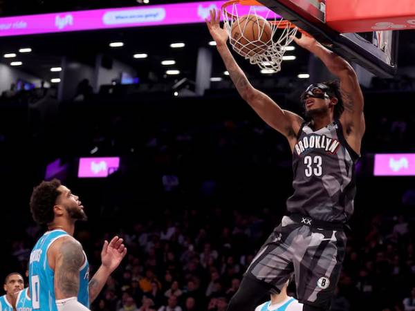 Nic Claxton (kanan) mencetak 16 poin saat Brooklyn Nets meraih kemenangan 97-89 atas Charlotte Hornets pada Senin (10/2) malam di New York. (Foto: AP)
