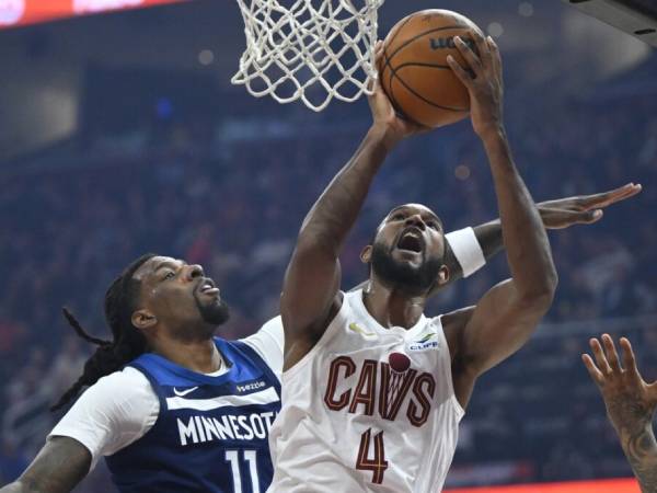 Evan Mobley (kanan) mencetak 28 poin saat Cleveland Cavaliers mengalahkan Minnesota Timberwolves 128-107 pada Senin (10/2) malam. (Foto: AP)