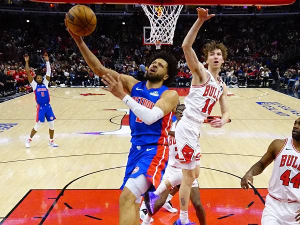 Cade Cunningham (kiri) mencetak 20 poin saat tim tamu Detroit Pistons meraih kemenangan 132-92 atas Chicago Bulls pada hari Selasa (11/2) malam. (Foto: AP)
