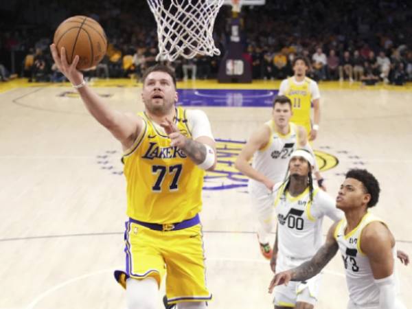 Luka Doncic (kiri) mencetak 14 poin dalam debutnya untuk Los Angeles Lakers saat menang 132-113 atas tim tamu Utah Jazz pada Senin (10/2) malam. (Foto: AP)