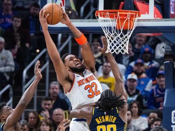 Karl-Anthony Towns (kiri) mencetak 40 poin saat New York Knicks mengalahkan Indiana Pacers 128-115 pada hari Selasa (11/2) malam di Indianapolis. (Foto: AP)