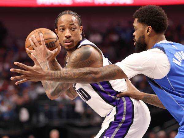 DeMar DeRozan (kiri) mencetak 42 poin saat Sacramento Kings menang 129-128 atas Dallas Mavericks melalui babak overtime pada Senin (10/2) malam.