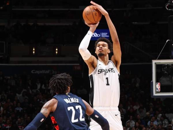 Victor Wembanyama mencetak 31 poin saat San Antonio Spurs mengalahkan Washington Wizards dengan skor 131-121 pada hari Senin (10/2) malam. (Foto: AP)