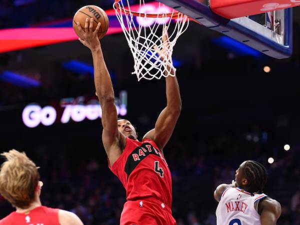 Scottie Barnes (tengah) mencetak 33 poin saat Toronto Raptors meraih kemenangan 106-103 atas Philadelphia 76ers pada hari Selasa (11/2) malam. (Foto: AP)