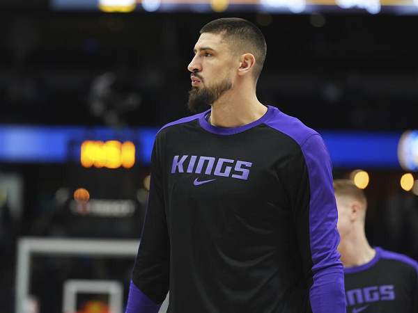Los Angeles Lakers rekrut Alex Len untuk perkuat tim.