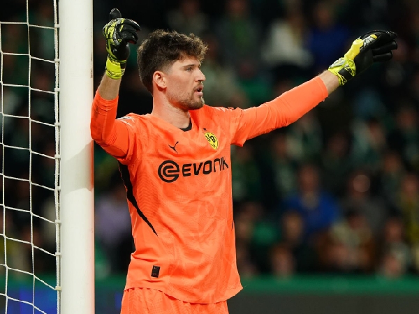 Chelsea mengincar kiper Borussia Dortmund, Gregor Kobel
