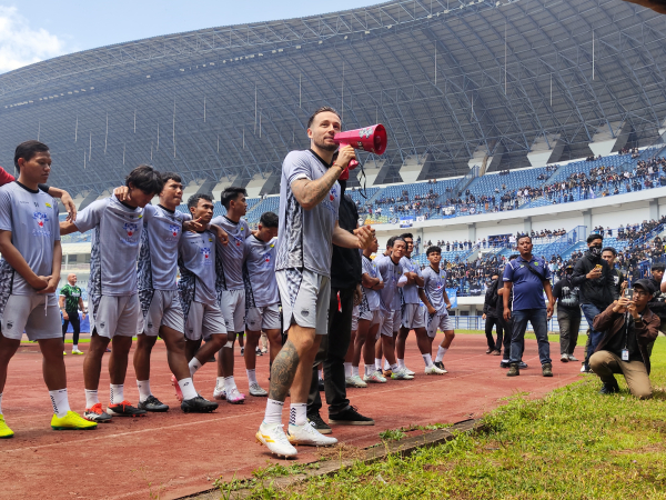 Gelandang Persib, Marc Klok melakukan orasi di depan Bobotoh