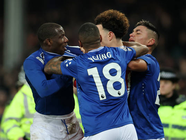 David Moyes Bela Abdoulaye Doucoure dan Kecam Pelecehan Rasis