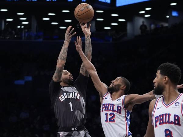 D'Angelo Russell (kiri) mencetak 22 poin saat tuan rumah Brooklyn Nets meraih kemenangan 100-96 atas Philadelphia 76ers pada Rabu (12/2) malam. (Foto: AP)