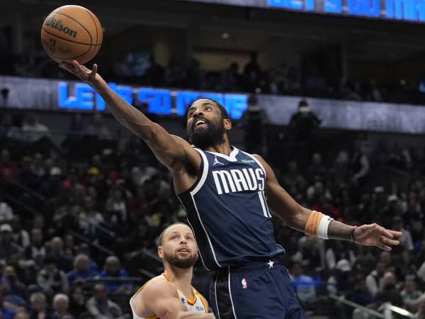 Kyrie Irving mencetak 42 poin saat Dallas Mavericks mengalahkan tim tamu Golden State Warriors 111-107 pada hari Rabu (12/2) malam. (Foto: AP)