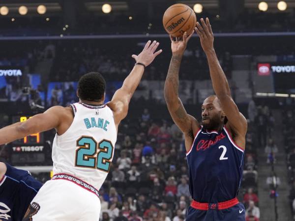 Kawhi Leonard (kanan) mencetak 25 poin saat Los Angeles Clippers meraih kemenangan 128-114 atas tim tamu Memphis Grizzlies pada Rabu (12/2) malam. (Foto: AP)