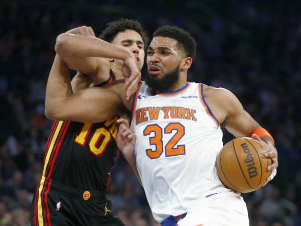 Karl-Anthony Towns (kanan) membukukan 44 poin saat New York Knicks mengungguli Atlanta Hawks 149-148 di babak perpanjangan waktu pada Rabu (12/2) malam. (Foto: AP)