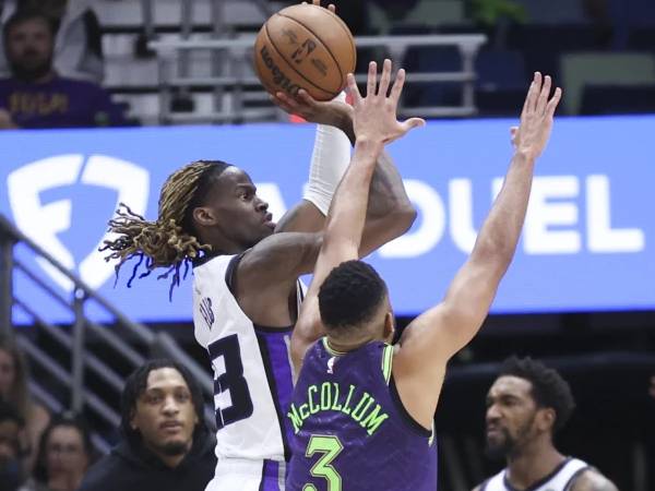 Keon Ellis (kiri) mencetak 27 poin saat Sacramento Kings mengalahkan New Orleans Pelicans 119-111 pada Rabu (12/2) malam. (Foto: AP)