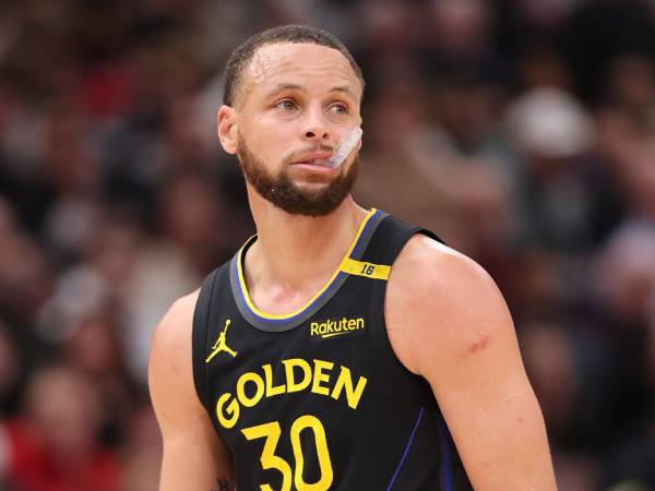 Stephen Curry terikat kontrak untuk dua musim berikutnya setelah musim ini, dengan gaji $59,6 juta pada musim 2025-26 dan $62,6 juta pada 2026-27. (Foto: AP)