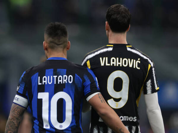 Dua penyerang Serie A yakni Lautaro Martinez dan Dusan Vlahovic, diberitakan masuk dalam daftar belanja Arsenal untuk bursa transfer musim panas 2025 / via Getty Images