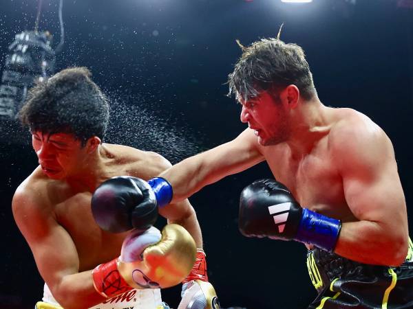 Jaime Munguia (kiri) dan Bruno Surace bertarung pada Desember lalu. (Foto: Fight TV)