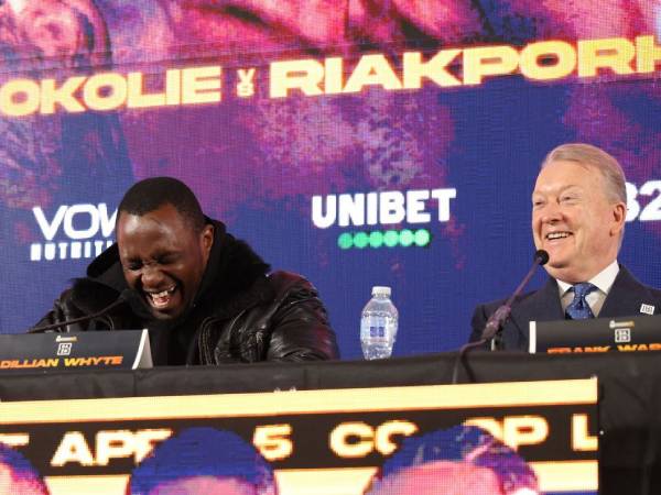 Dillian Whyte (kiri) dan Frank Warren. (Foto: Fight TV)