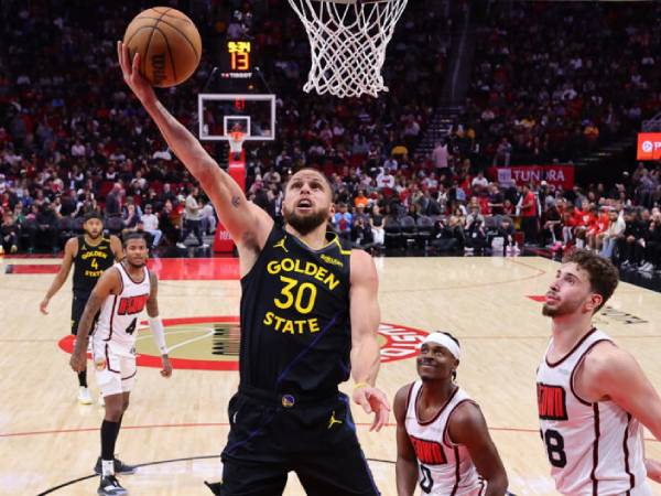 Stephen Curry (kiri) mencetak 27 poin saat Golden State Warriors meraih kemenangan 105-98 pada hari Kamis (13/2) malam.