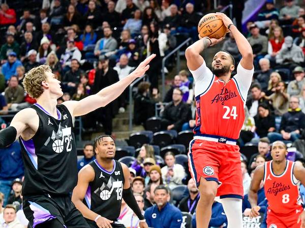 Norman Powell (kanan) mencetak 41 poin saat Los Angeles Clippers meraih kemenangan 120-116 atas Utah Jazz pada Kamis (13/2) malam di Salt Lake City. (Foto: AP)