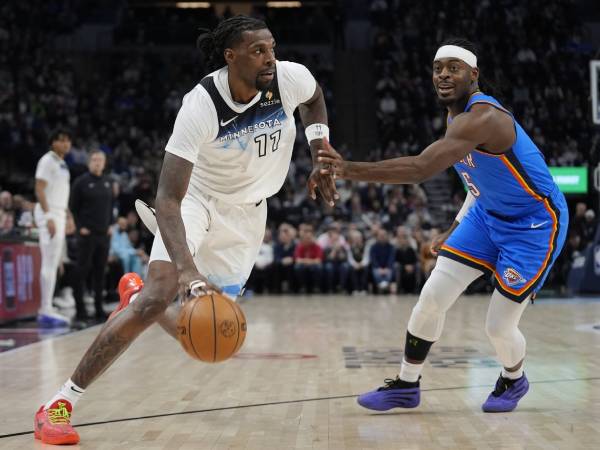 Naz Reid (kiri) mencetak 27 poin saat Minnesota Timberwolves meraih kemenangan 116-101 atas Oklahoma City Thunder pada Kamis (13/2) malam. (Foto: AP)
