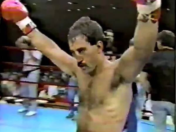 Mark Weinman memenangkan pertarungan comeback-nya melawan Elvis Martinez pada September 2012. (Foto: Fight TV)