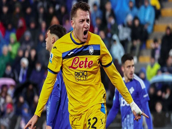 Tampil menggila di Serie A musim ini bersama Atalanta, Mateo Retegui kini dipantau oleh Arsenal dan Manchester United / via Getty Images