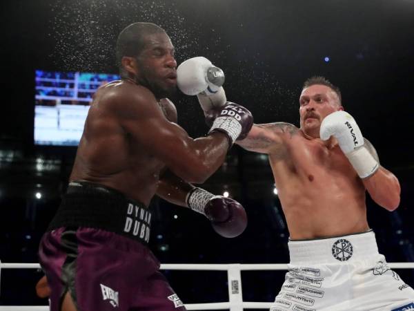 Oleksandr Usyk (kanan) dan Daniel Dubois bertarung pada 2023. (Foto: Fight TV)