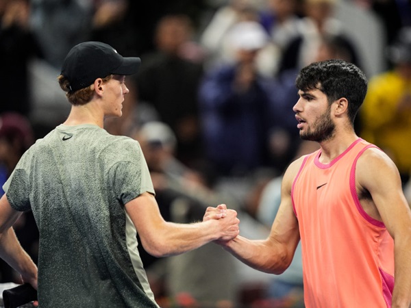 Carlos Alcaraz Buka Suara Usai Jannik Sinner Dilarang Bertanding Tiga Bulan