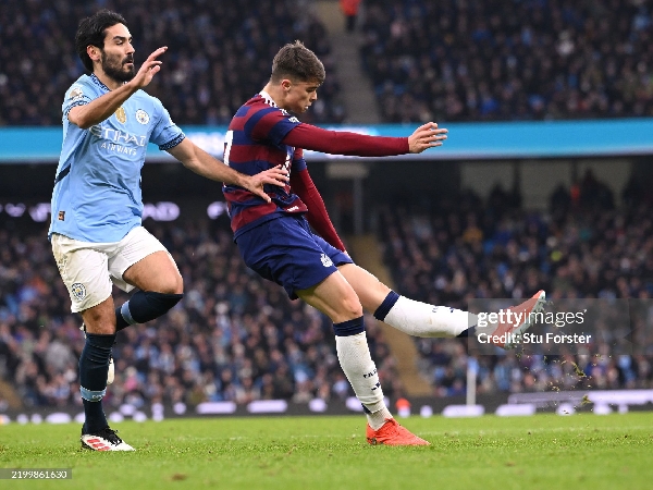 Gelandang muda Newcastle United, Lewis Miley, dipuji oleh Eddie Howe