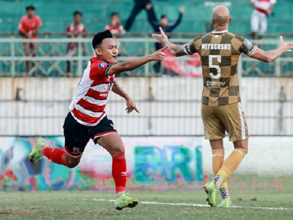 Pemain Madura United, Andi Irfan merayakan gol ke gawang Dewa United FC
