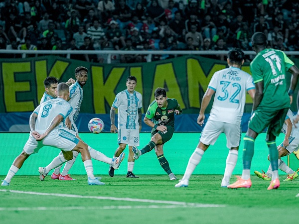 Gelandang Persebaya Surabaya, Bruno Moreira di laga kontra PSBS Biak