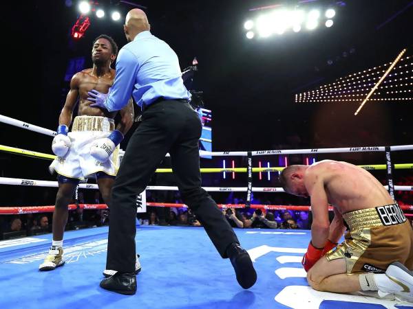 Keyshawn Davis (kiri) menyaksikan Denys Berinchyk duduk tersungkur di kanvas. (Foto: Fight TV)
