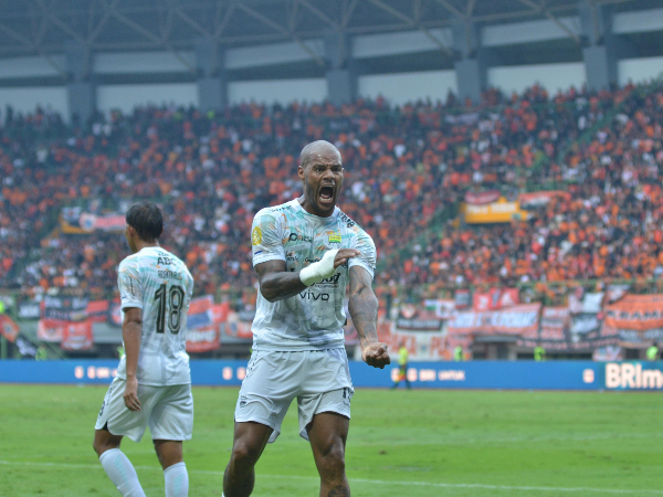 Persib tahan imbang Persija 2-2