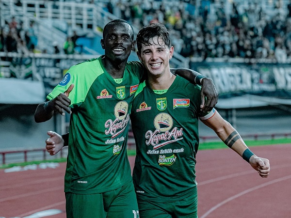 Kapten Persebaya Surabaya, Bruno Moreira merayakan gol ke gawang PSBS Biak